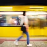 Métro et individu en mouvement