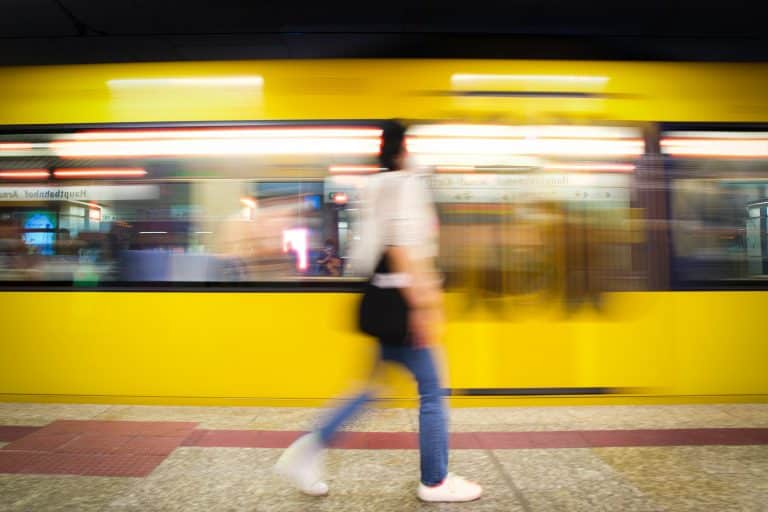 Métro et individu en mouvement