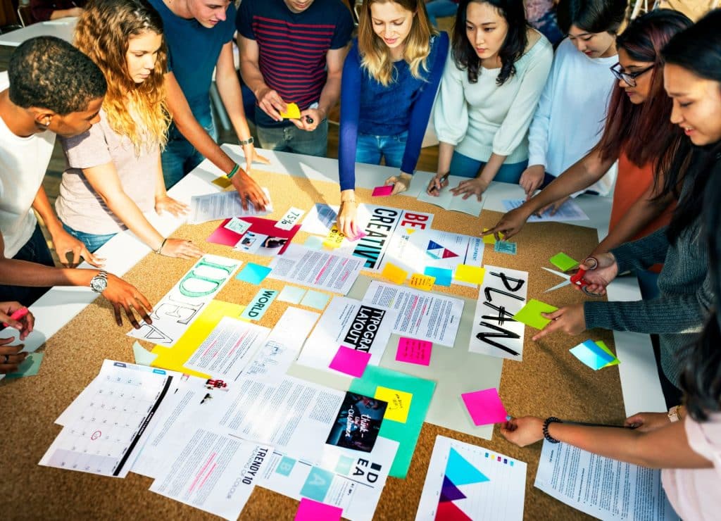 Personnes en atelier de co-création