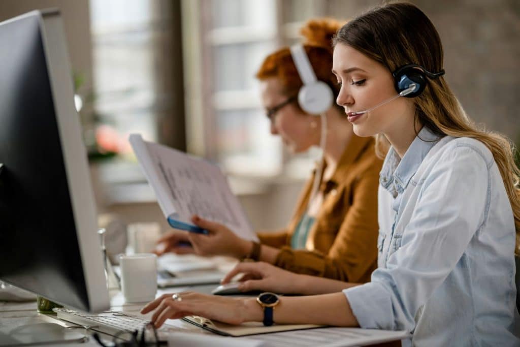 2 personnes portant un casque audio