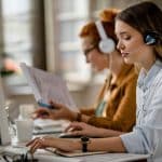 2 personnes portant un casque audio