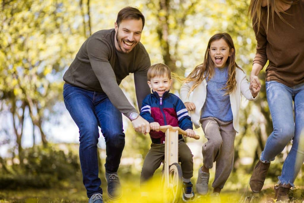 Famille qui apprend à faire du vélo