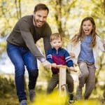Famille qui apprend à faire du vélo