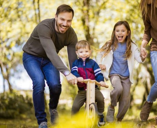 Famille qui apprend à faire du vélo