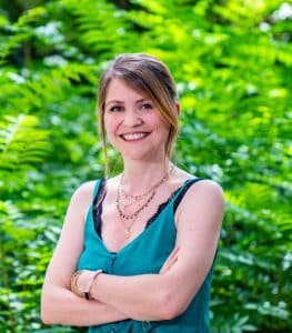 Portrait de Marie Constantin directrice du département FMCG chez Enov