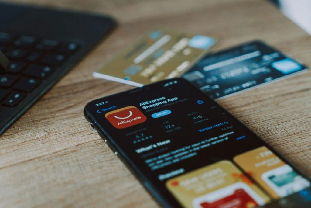 Téléphone affichant un site e-commerce chinois