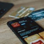 Téléphone affichant un site e-commerce chinois