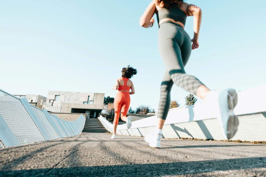 2 femmes qui pratiquent la course à pied