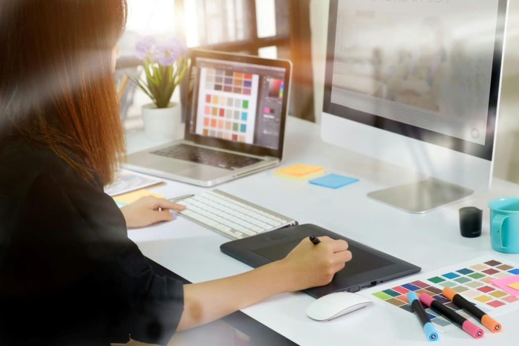 Personne travaillant sur un projet de branding