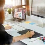 Personne travaillant sur un projet de branding
