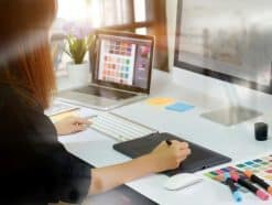 Personne travaillant sur un projet de branding