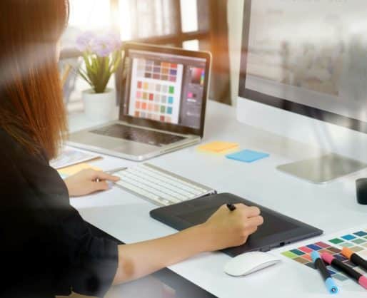 Personne travaillant sur un projet de branding