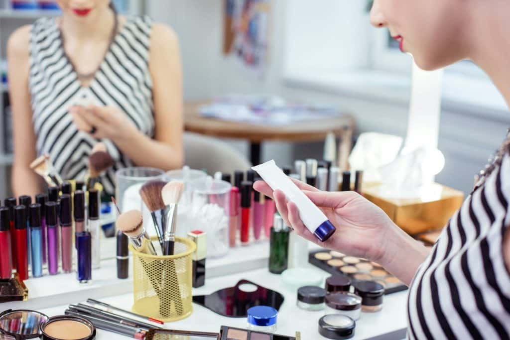 Personne qui tient un échantillon parfum