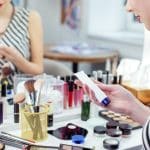 Personne qui tient un échantillon parfum