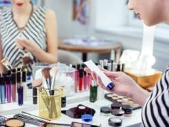 Personne qui tient un échantillon parfum