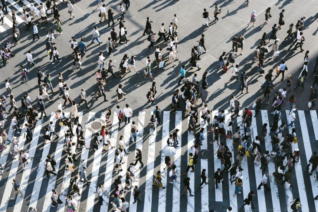 Personnes qui traversent un passage piéton