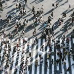Personnes qui traversent un passage piéton