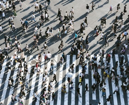 Personnes qui traversent un passage piéton