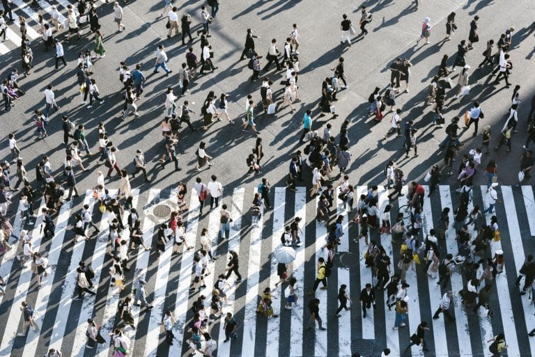 Personnes qui traversent un passage piéton