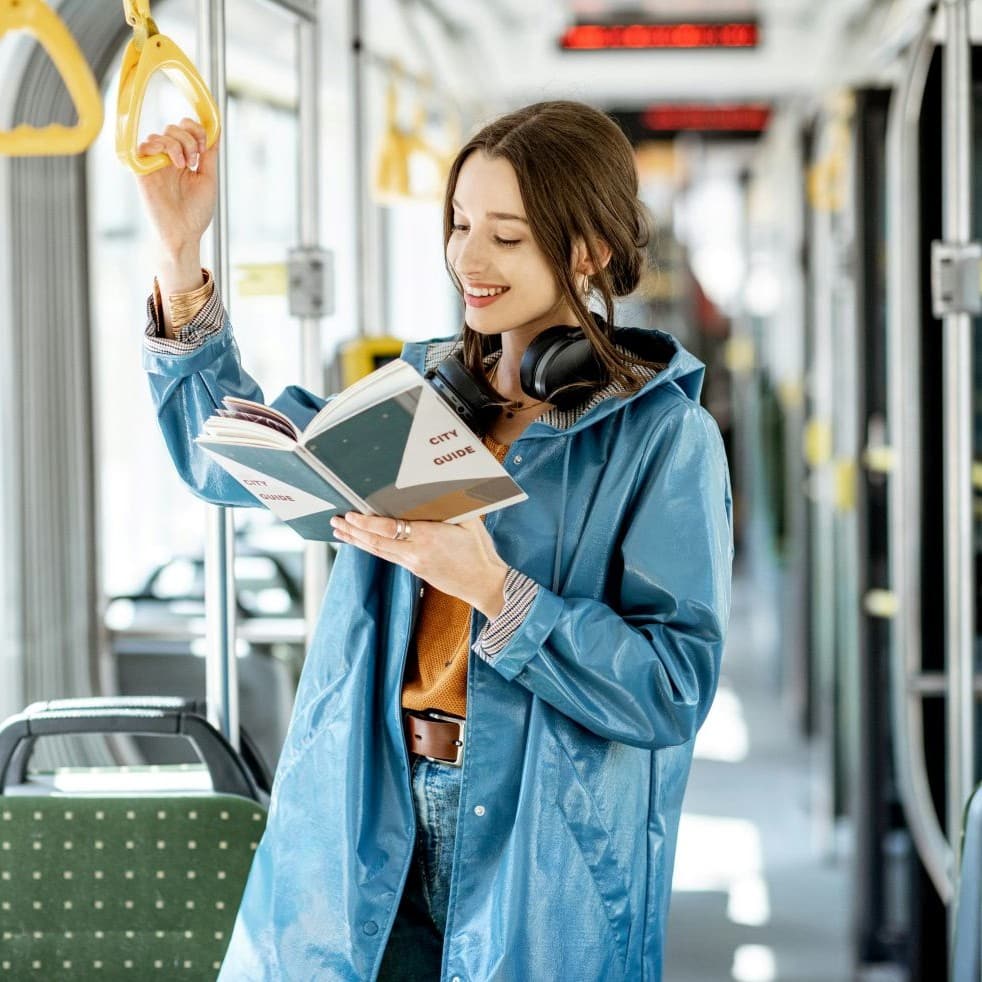 Femme qui lit dans un bus