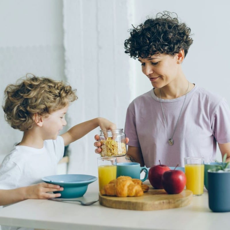 Mère et fils au petit-déjeuner