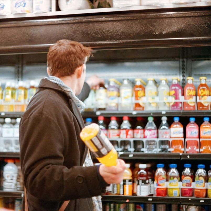 Personne sélectionnant une boisson en rayon