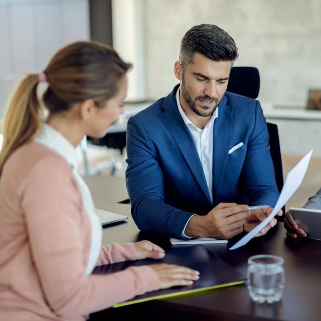 2 personnes qui lisent un contrat
