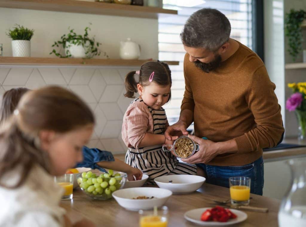 Famille à l'heure du petit déjeuner