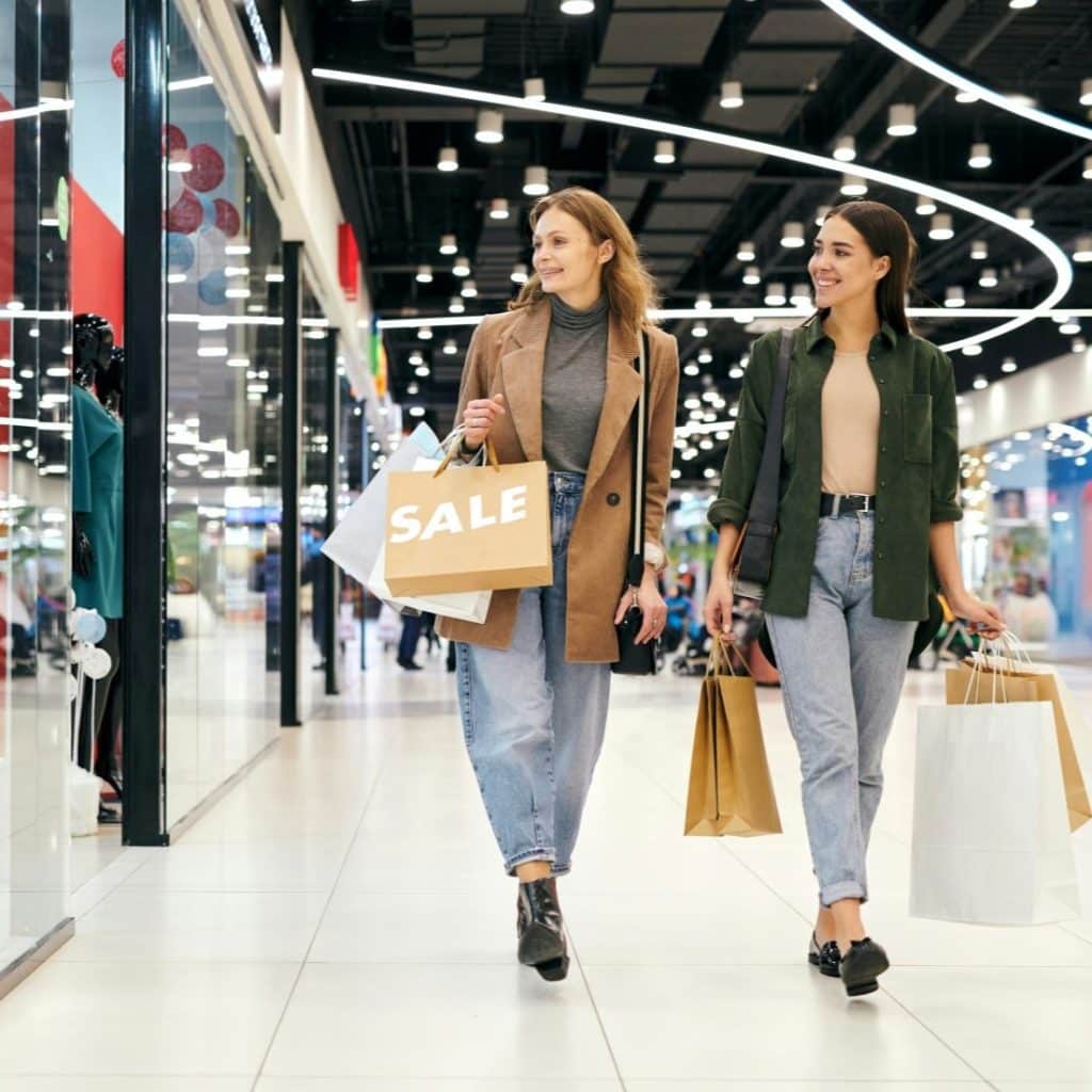 2 personnes faisant du shopping