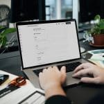 Ordinateur affichant une plateforme