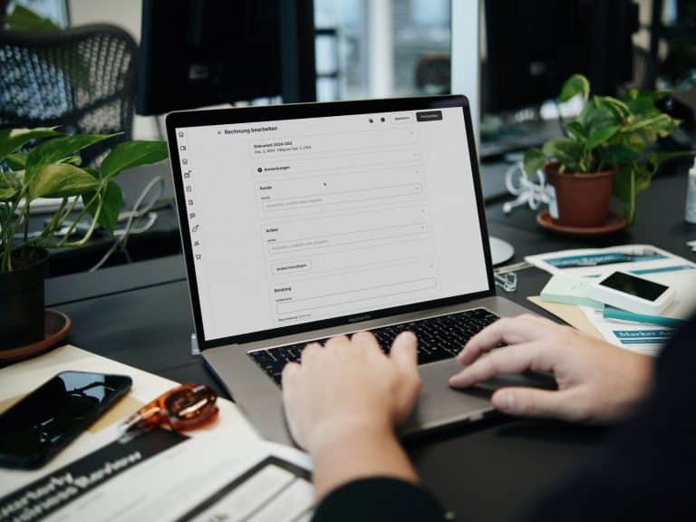 Ordinateur affichant une plateforme