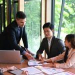 3 personnes en réunion d'entreprise