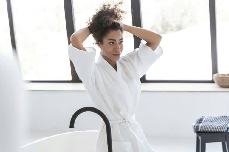 Femme cheveux texturés