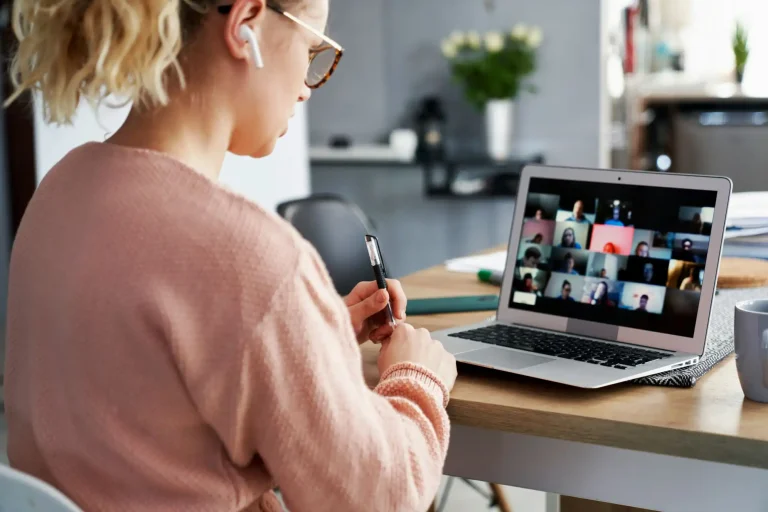 Femme en communication avec des participants à une communauté